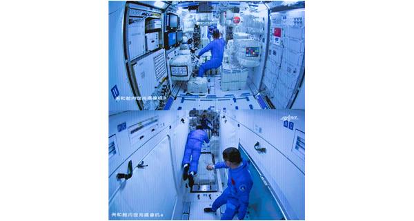 中国宇航员在空间中安置新家